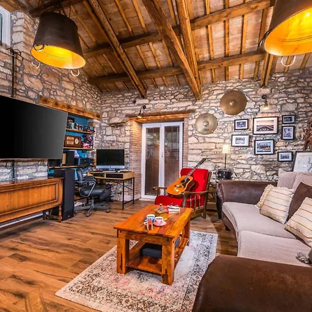 Rustic Cozy House Pupy Feriehus